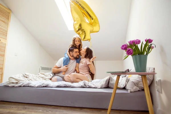 Glückliche Familie Hause Ihrem Zimmer Feiert Den Vierten Geburtstag Ihrer — Stockfoto