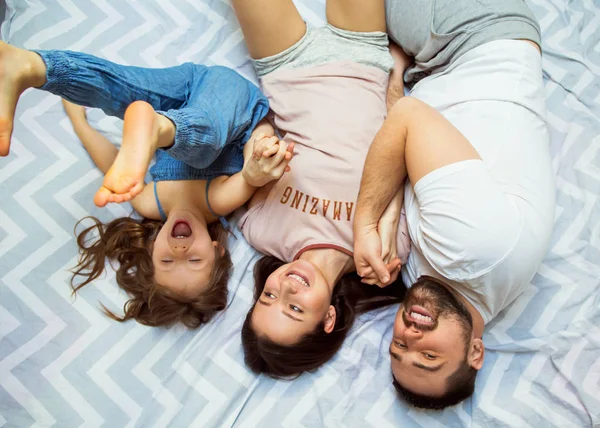 aile kızı evde, mutlu bir aile kavramı eğleniyor.