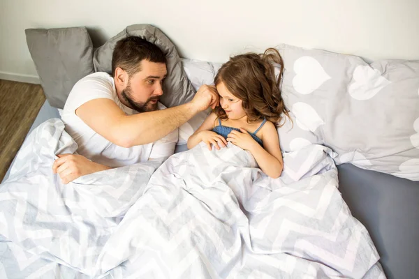 Papa Und Tochter Haben Spaß Hause Auf Dem Bett Vatertag — Stockfoto
