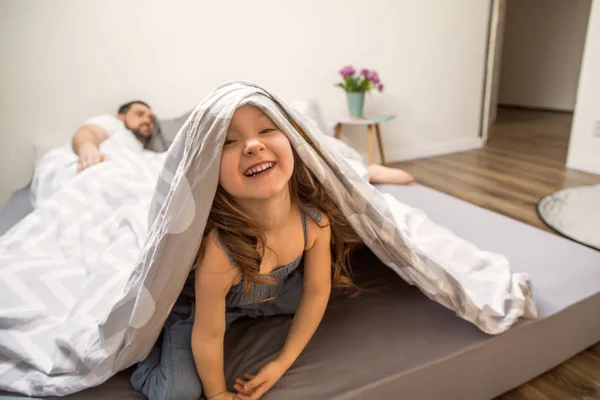 Familia Jugando Felizmente Casa —  Fotos de Stock