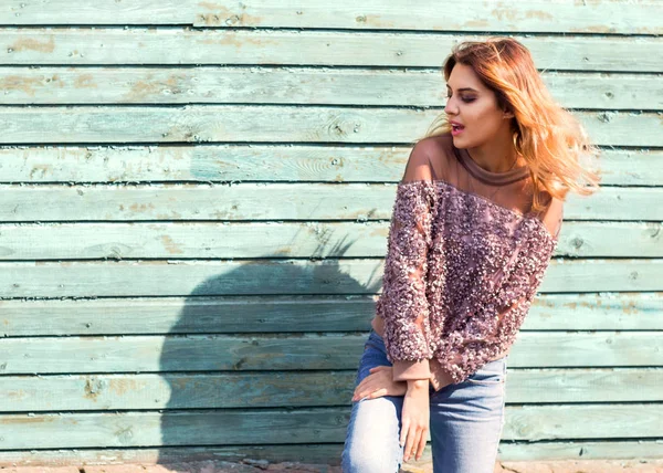 Chica de moda posando cerca de una pared de madera turquesa —  Fotos de Stock