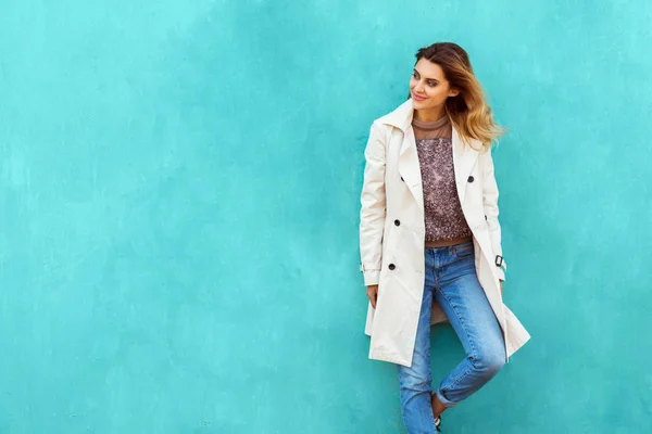 Fille de mode dans des lunettes rondes se tient posant près d'un wal turquoise — Photo