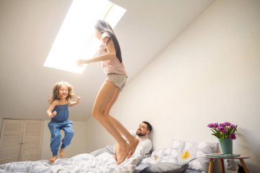 mutlu anne ve baba kızıyla birlikte evde oynarken anneler günü