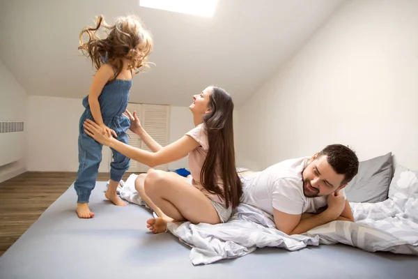 Kızının Aile Ilişkileri Kavramı Dördüncü Doğum Günü Kutluyor Onun Odasına — Stok fotoğraf