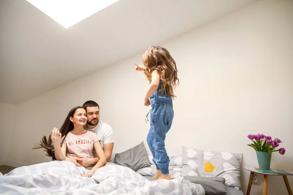 Glückliche Familie Hause Ihrem Zimmer Das Den Vierten Geburtstag Ihrer — Stockfoto