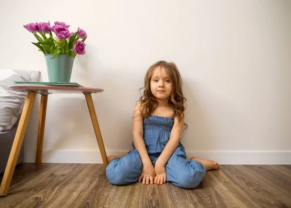 Kleines Mädchen Hause Das Neben Blumen Sitzt Und Spielt — Stockfoto