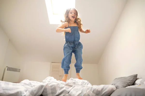 再生と家でジャンプの女の子 — ストック写真