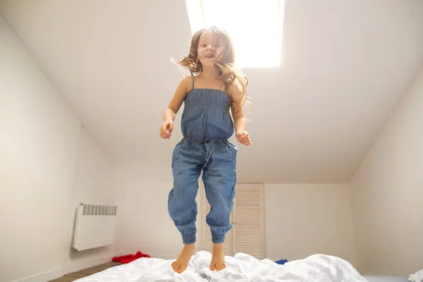 Bambina Che Gioca Salta Casa — Foto Stock