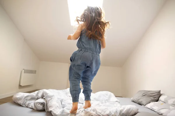 Niña Jugando Saltando Casa —  Fotos de Stock