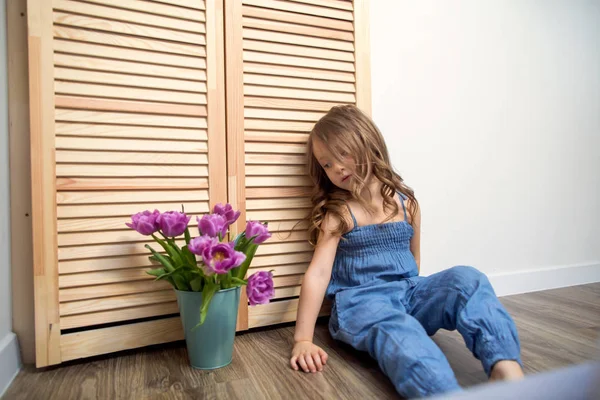 Kleines Mädchen Hause Das Neben Blumen Sitzt Und Spielt — Stockfoto