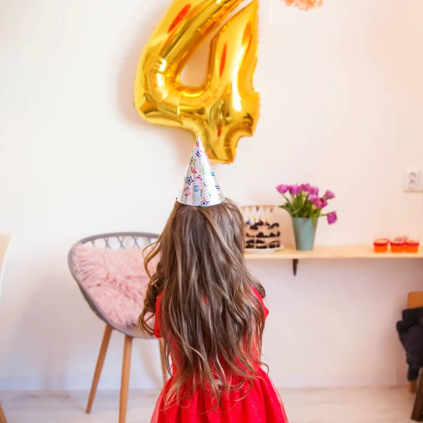 Menina Feliz Comemorando Quarto Aniversário Casa — Fotografia de Stock