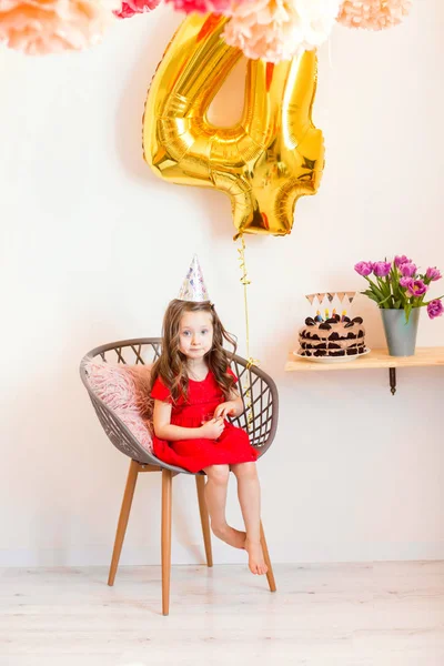 Szczęśliwa Dziewczynka Świętuje Czwarte Urodziny Domu — Zdjęcie stockowe
