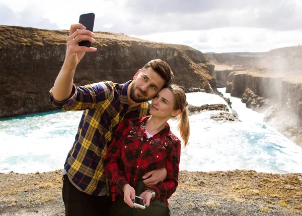 Couple Amoureux Faire Selfie Sur Une Cascade — Photo