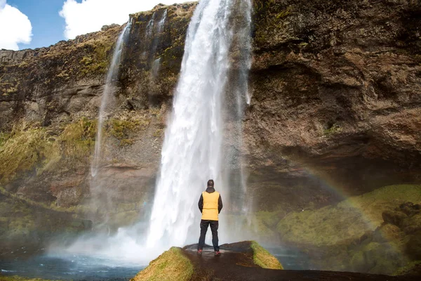 Ragazzo Turista Piedi Vicino Alla Cascata Godendo Vista Posteriore — Foto Stock