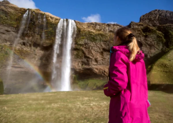 女孩游客站在瀑布附近欣赏风景 — 图库照片
