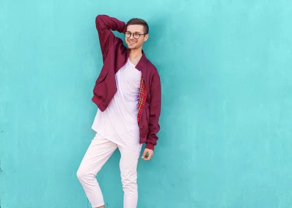 Modemann Mit Brille Posiert Nahe Der Wand Der Farbe Der — Stockfoto