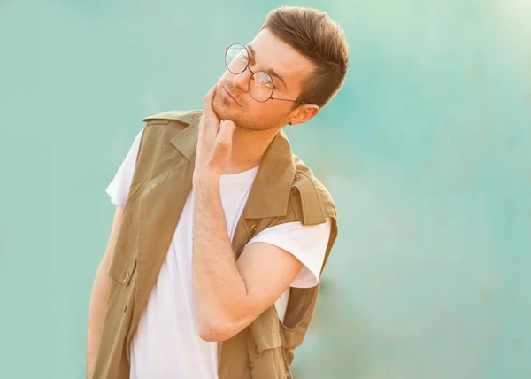 Modemann Mit Brille Posiert Nahe Der Wand Der Farbe Der — Stockfoto