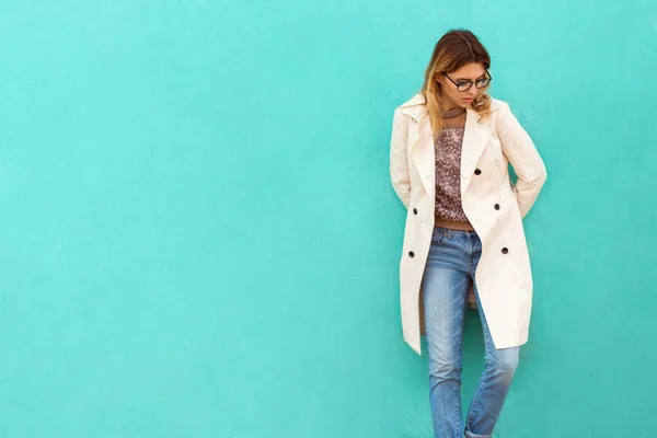 Menina Moda Óculos Redondos Está Posando Perto Uma Parede Azul — Fotografia de Stock