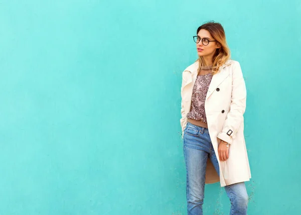 Chica Moda Puestos Gafas Redondas Posando Cerca Una Pared Turquesa — Foto de Stock