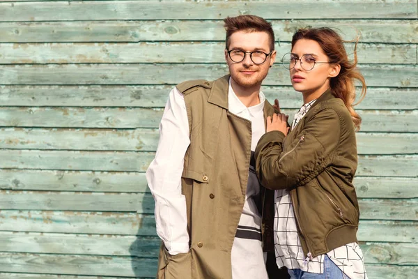 Couple Mode Dans Des Lunettes Avec Des Lunettes Vêtements Verts — Photo