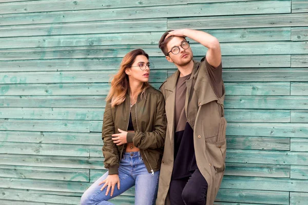 Couple Mode Debout Posant Près Mur Bois Vert — Photo