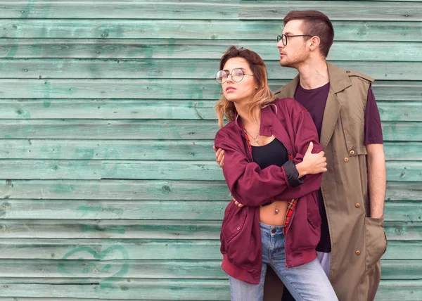 Couple Mode Dans Leurs Lunettes Avec Des Vêtements Bordeaux Posant — Photo