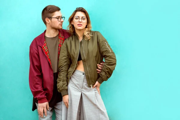 Couple Mode Dans Leurs Lunettes Avec Des Vêtements Bordeaux Posant — Photo