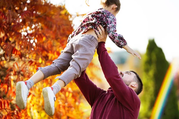 Papa avec sa fille dans le parc d'automne promenades — Photo