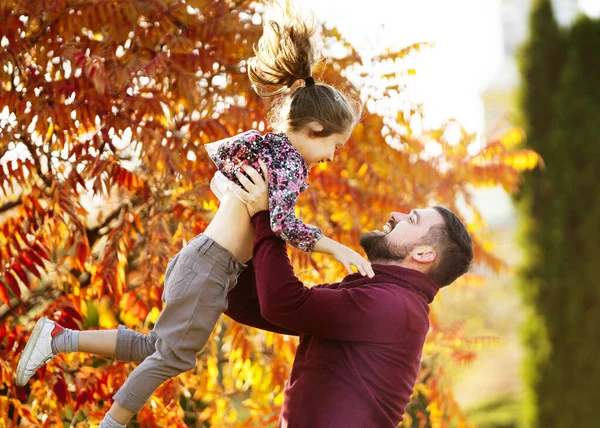 Baba kızıyla birlikte sonbahar parkında yürüyor. — Stok fotoğraf