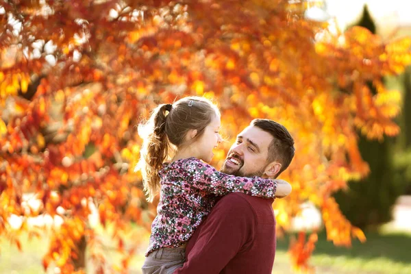 Pappa med sin dotter i höstparken promenader — Stockfoto