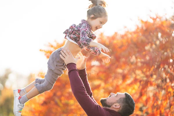 Baba kızıyla birlikte sonbahar parkında yürüyor. — Stok fotoğraf