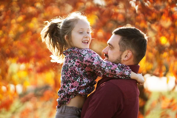 Papa mit seiner Tochter beim Herbstspaziergang im Park — Stockfoto