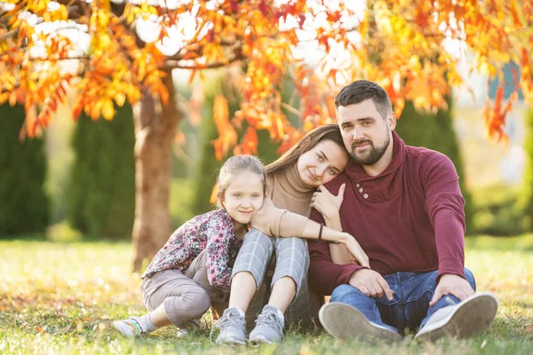 Семья с дочерью прогулки в осеннем парке — стоковое фото