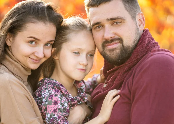 Rodzina z córką spacery w jesiennym parku — Zdjęcie stockowe