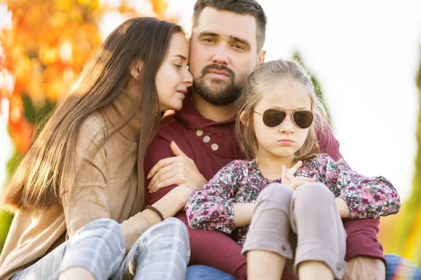 Family with daughter walks in autumn park — Stock Photo, Image