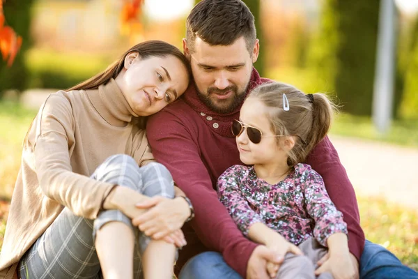 Famiglia con figlia passeggiate nel parco autunnale — Foto Stock