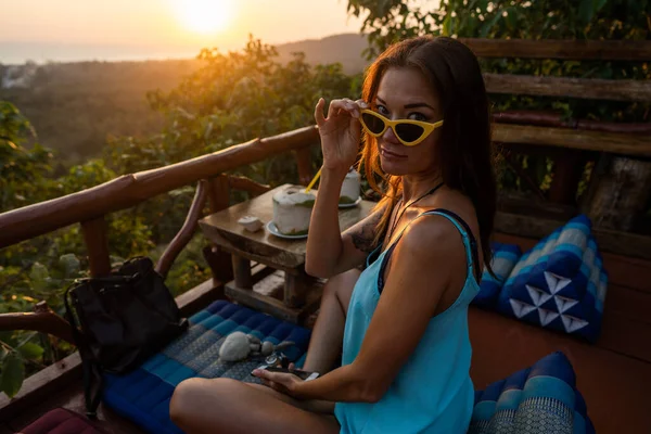 Fille Coucher Soleil Tient Près Mer Lever Les Mains Concept — Photo