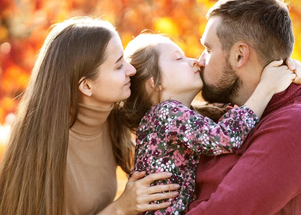 Kızı olan aile sonbahar parkında yürüyor. — Stok fotoğraf