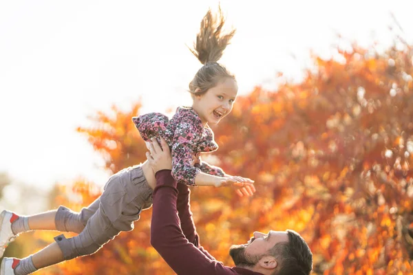 Baba kızıyla birlikte sonbahar parkında yürüyor. — Stok fotoğraf