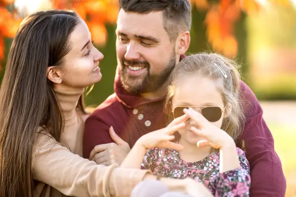 Familj Med Dotter Promenader Höstparken — Stockfoto