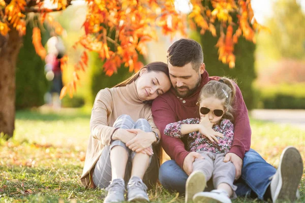 Familj med dotter promenader i höstparken — Stockfoto