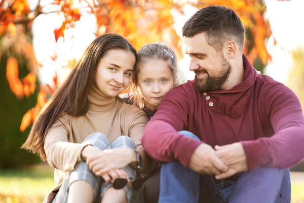 Familia con hija pasea en el parque de otoño —  Fotos de Stock