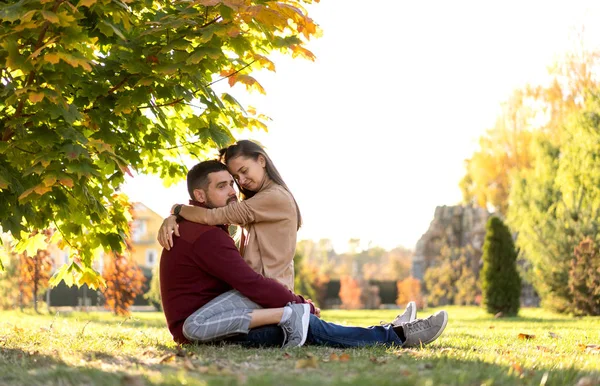 Familj i parken med dotter vid solnedgången — Stockfoto