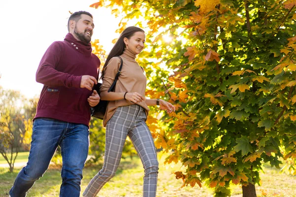 Aile gün batımında kızıyla birlikte parkta. — Stok fotoğraf