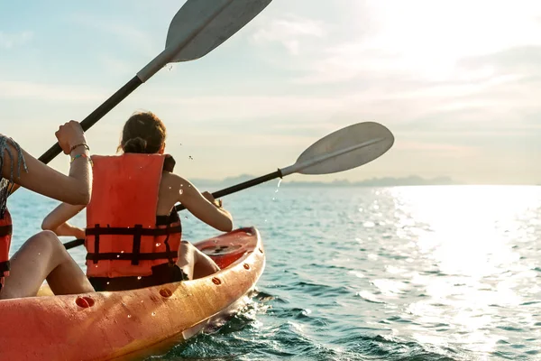 Couple of girls friends kayaking in Thailand at sunset — Stock Photo, Image