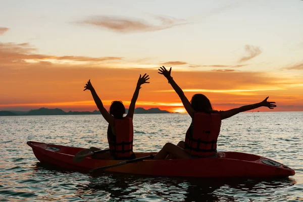 Couple of girls friends kayaking in Thailand at sunset — Stock Photo, Image