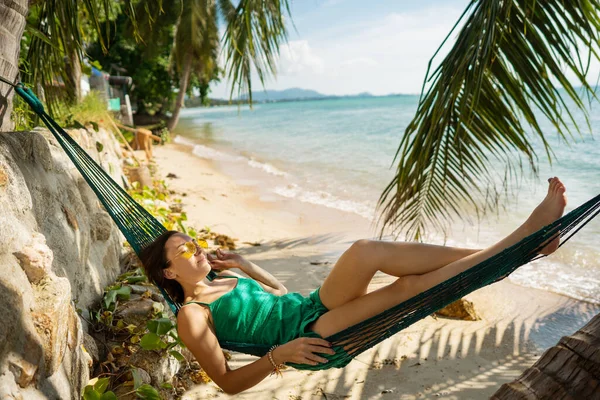 Meisje ligt in een hangmat aan de zee in Thailand — Stockfoto