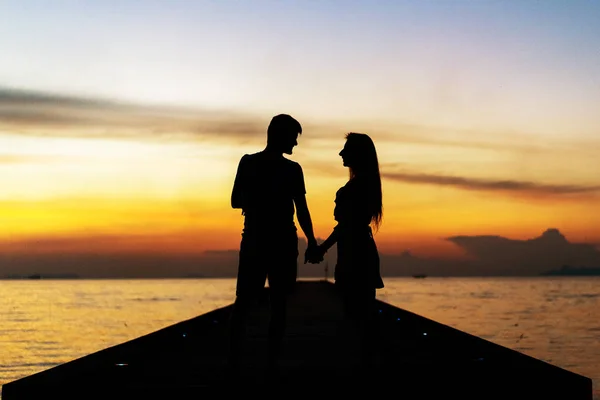 Couple amoureux silhouette au coucher du soleil — Photo