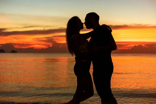 Влюбленная пара на закате у моря, день святого Валентина Стоковая Картинка