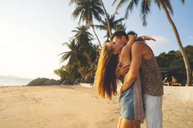 Gün batımında aşık çiftler, deniz kenarında, sevgililer gününde